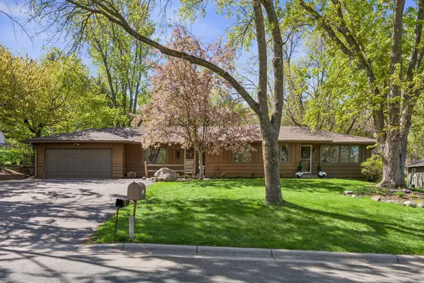 1105 Lakeview DR, Burnsville, MN 55337