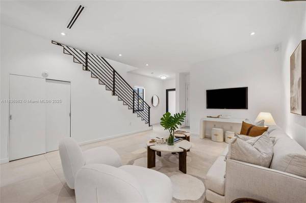 3070 Elizabeth St, Coconut Grove, FL 33133