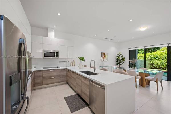 3070 Elizabeth St, Coconut Grove, FL 33133