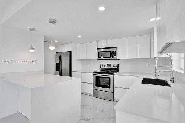 606 NW 107th Ave #2C, Miami, FL 33172