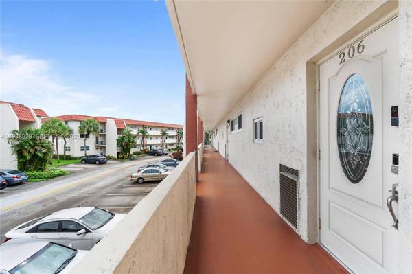 9420 S Hollybrook Lake Dr #206, Pembroke Pines, FL 33025
