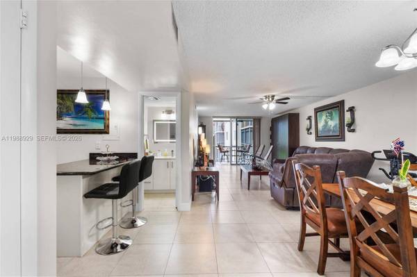 9420 S Hollybrook Lake Dr #206, Pembroke Pines, FL 33025