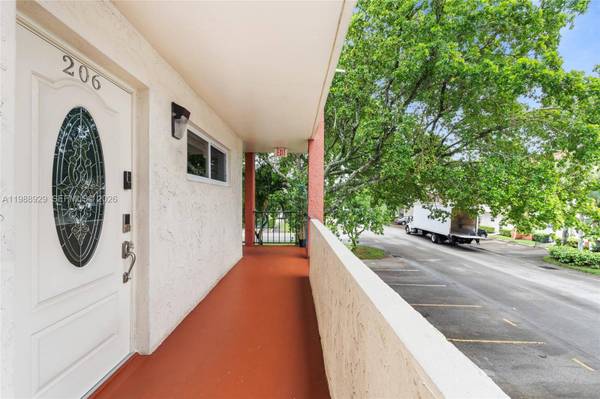 9420 S Hollybrook Lake Dr #206, Pembroke Pines, FL 33025
