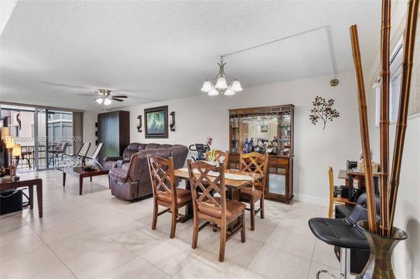 9420 S Hollybrook Lake Dr #206, Pembroke Pines, FL 33025