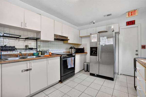 7100 NW 1st Ter, Miami, FL 33126