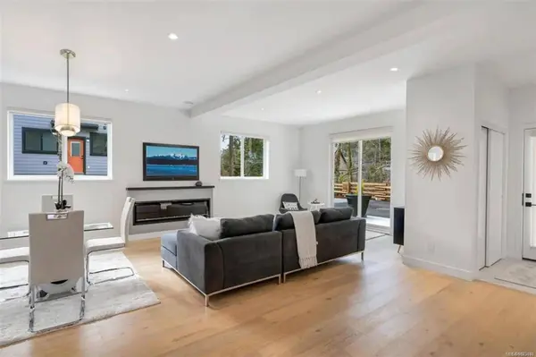 227 Heddle Ave, View Royal, BC V9B 1T9