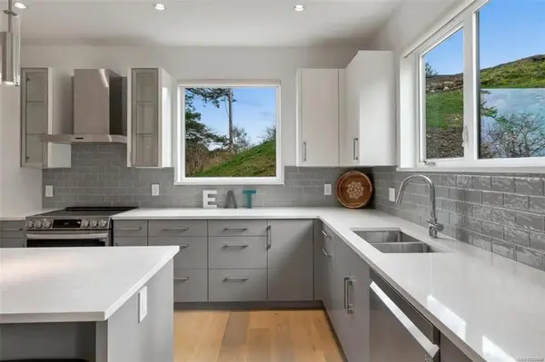 227 Heddle Ave, View Royal, BC V9B 1T9