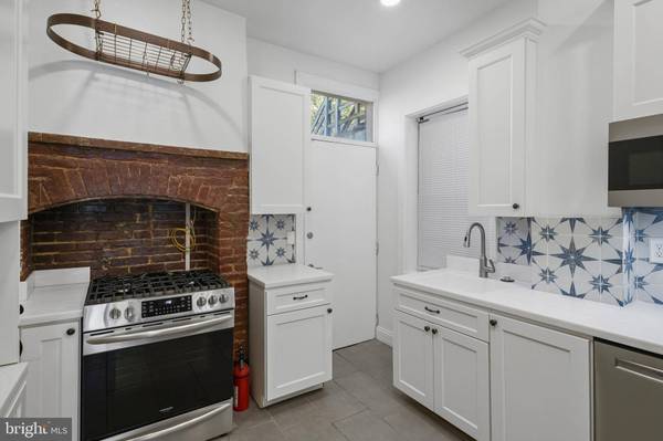 220 W READ ST, Baltimore, MD 21201