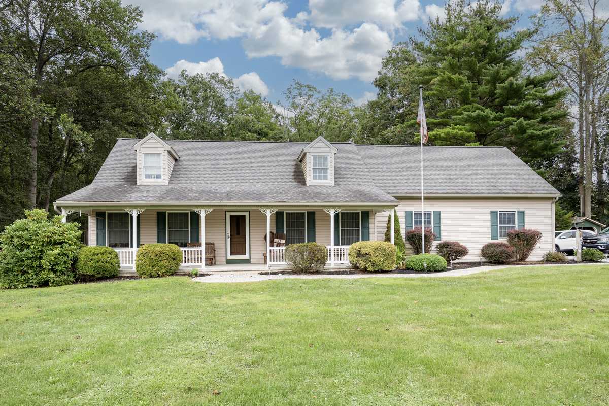 1360 N Manor Rd, Honey Brook, PA 19344-9435