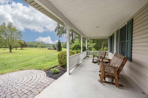 1360 N Manor Rd, Honey Brook, PA 19344-9435