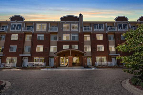 649 Old Highway 8 NW #313, New Brighton, MN 55112