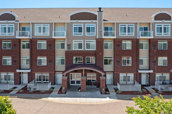 649 Old Highway 8 NW #313, New Brighton, MN 55112