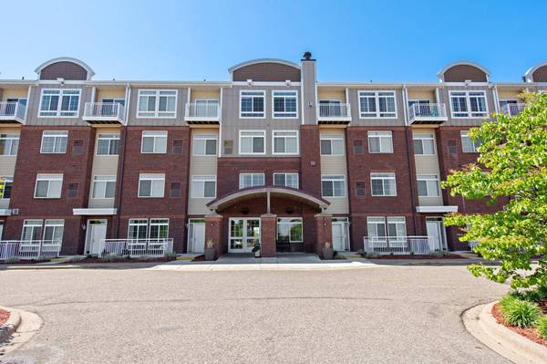 649 Old Highway 8 NW #313, New Brighton, MN 55112