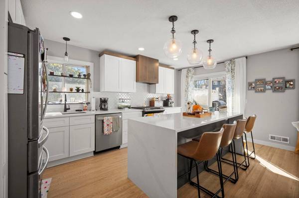 808 Newell DR, Apple Valley, MN 55124