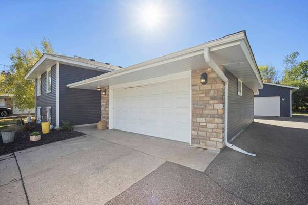 808 Newell DR, Apple Valley, MN 55124