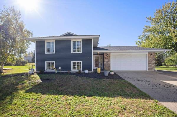 808 Newell DR, Apple Valley, MN 55124