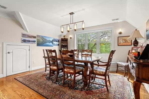 2 Jamaica Pl, Jamaica Plain, MA 02130-3838