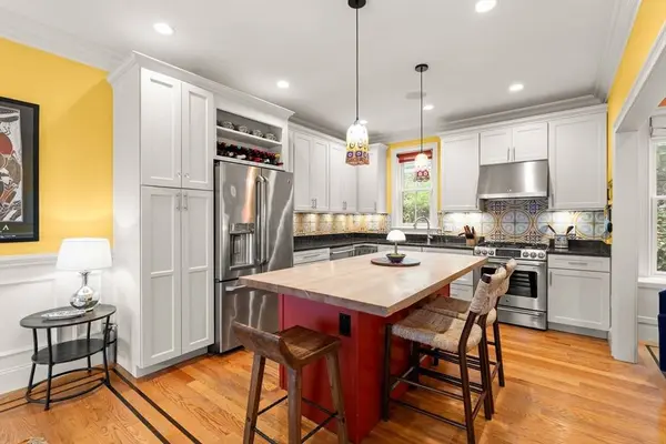 209 Chestnut Ave #2, Boston, MA 02130