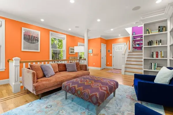 209 Chestnut Ave #2, Boston, MA 02130