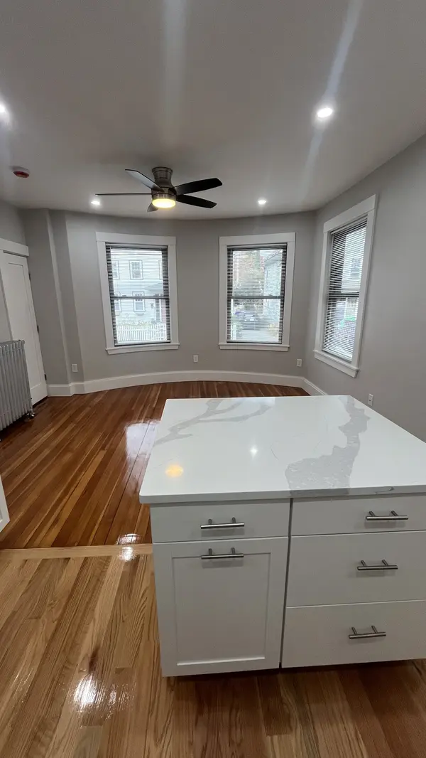 19 Seaverns Ave #1F, Jamaica Plain, MA 02130-2875