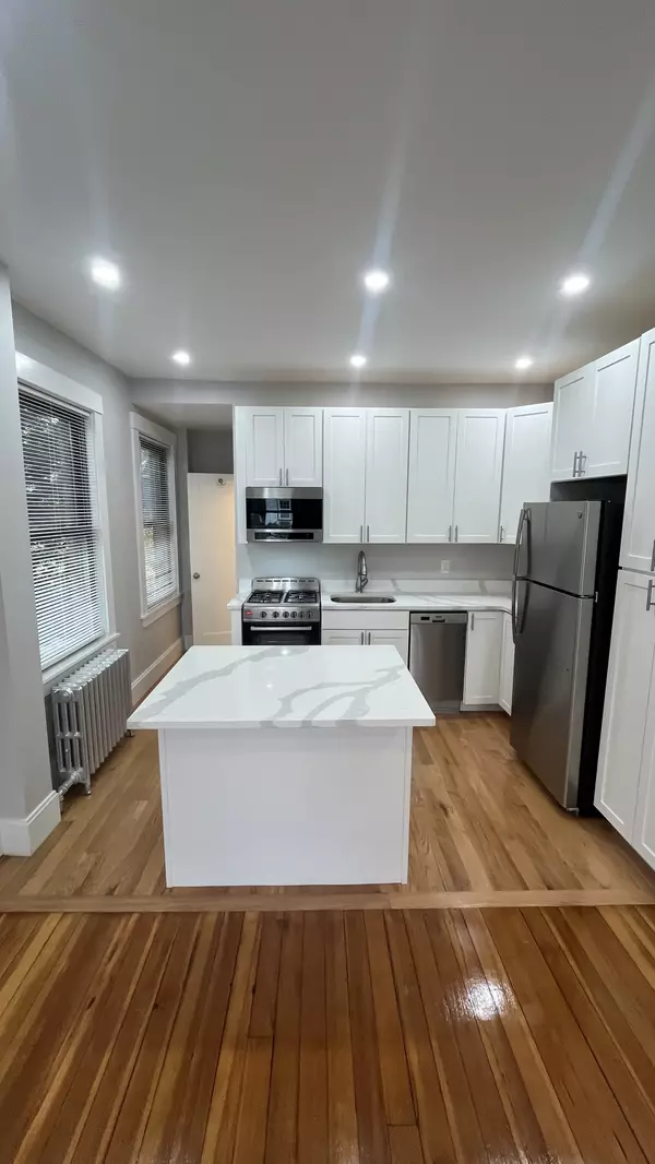 19 Seaverns Ave #1F, Jamaica Plain, MA 02130-2875