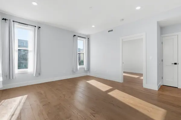 3850 Washington St #6, Roslindale, MA 02131-1290