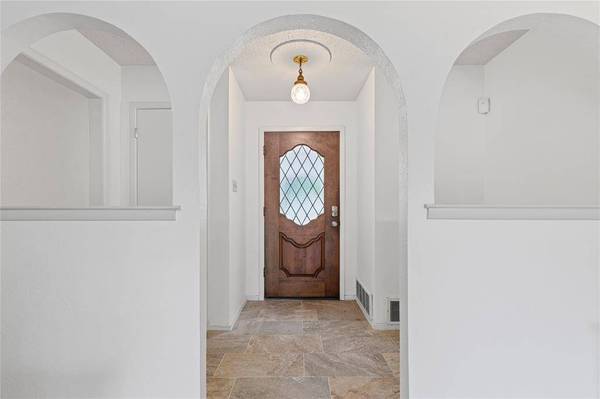 820 Warwick Street, Bedford, TX 76022