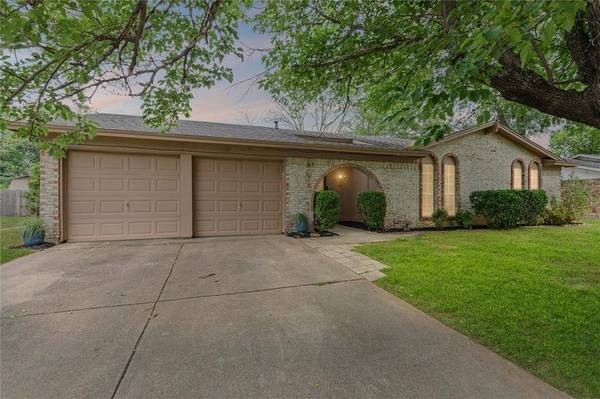 820 Warwick Street, Bedford, TX 76022