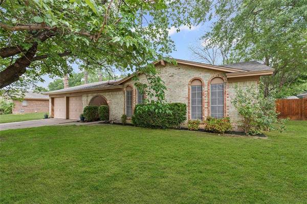 820 Warwick Street, Bedford, TX 76022