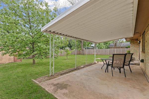 820 Warwick Street, Bedford, TX 76022