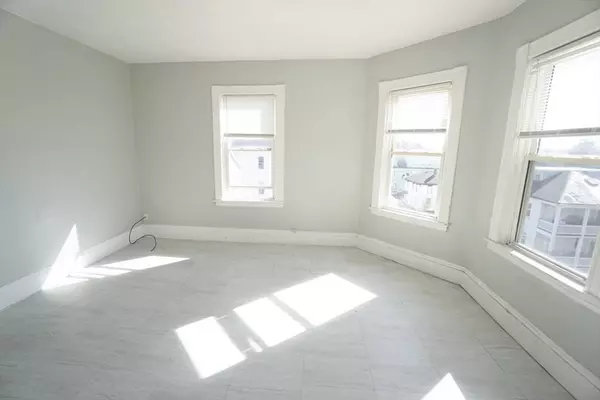 27 Rodney St, Worcester, MA 01605