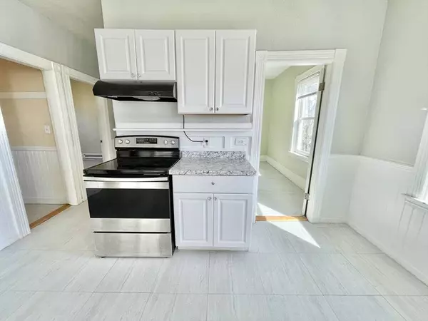 27 Rodney St, Worcester, MA 01605