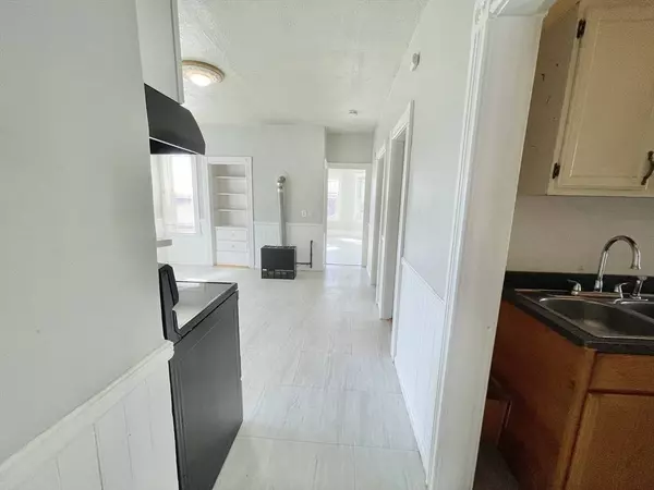 27 Rodney St, Worcester, MA 01605