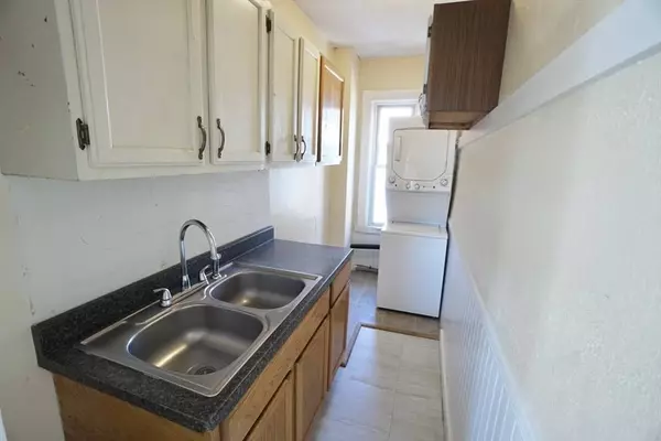 27 Rodney St, Worcester, MA 01605