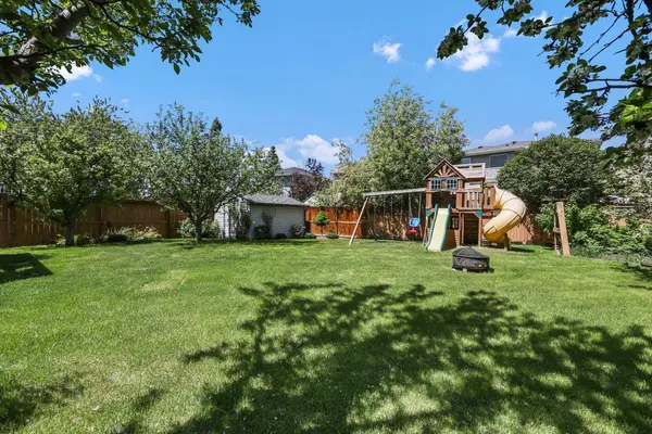 320 Meadowbrook Bay SE, Airdrie, AB T4A 2B2