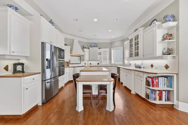 331 Mt Douglas CT SE, Calgary, AB T2Z 3J7