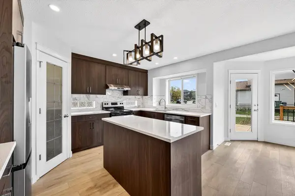 240 Cove DR, Chestermere, AB T1X 1E5