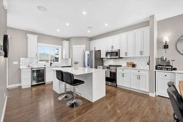 256 Rainbow Falls DR, Chestermere, AB T1X 0E4