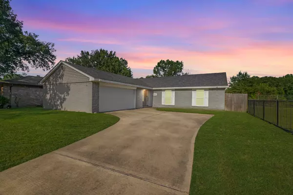 16826 Gleneagle Drive N – Updated Home on an Oversized Lot in Conroe, Texas