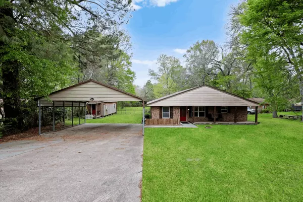 Huntsville Real Estate: 4-Bedroom Home on 1 Acre Near SHSU & I-45
