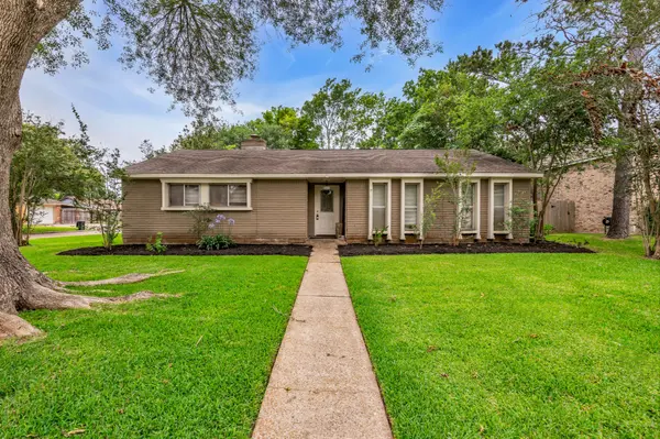 Listing Spotlight: 16934 Townes Road, Friendswood, Texas 77546