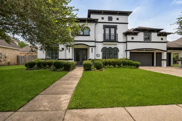 Luxury Living in Friendswood Oaks: 3314 Sussex Way, Friendswood, TX 77546