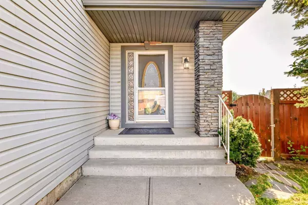 41 Covette Bay NE, Calgary, AB T3K 4S9