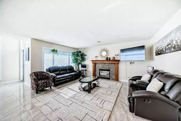41 Covette Bay NE, Calgary, AB T3K 4S9