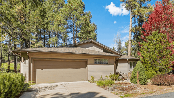 feature image of Inviting Single-Level Cottage in Forest Highlands