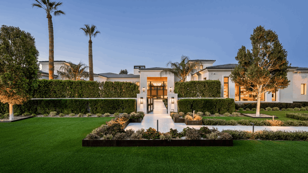 feature image of An Exceptional Single-Level Estate in Paradise Valley