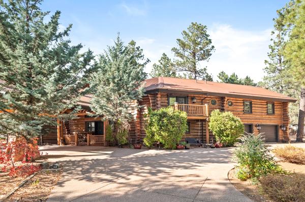 feature image of Spectacular True Log Home Retreat in Forest Highlands