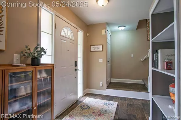 8313 Mill Pointe Court, Goodrich Vlg, MI 48438