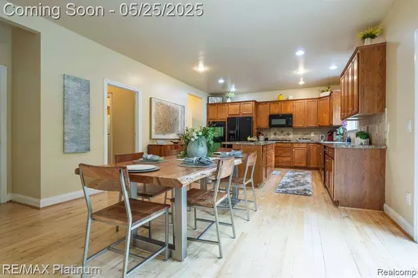 2038 PINE BLUFFS CT, Highland Twp, MI 48357