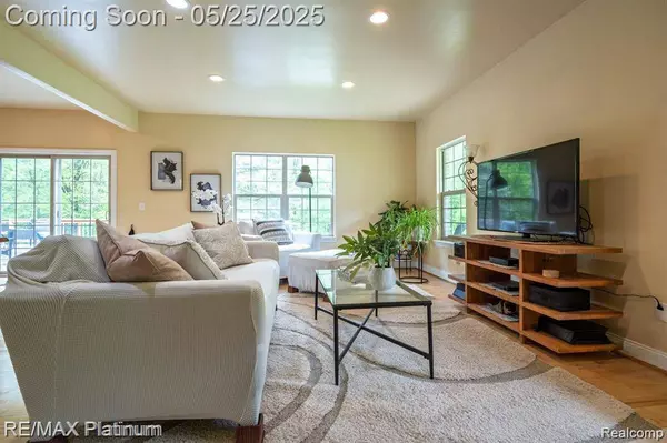 2038 PINE BLUFFS CT, Highland Twp, MI 48357